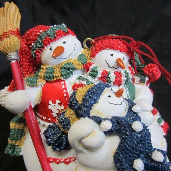 VINTAGE 2000 SILVESTRI SNOWMAN FAMILY ORNAMENT, RESIN, COUNTRY SNOWMAN MOTIF - Picture 3 of 6